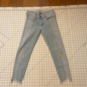 Women’s Sz 2, American Eagle super stretch, fray bottom. No stains or holes.
